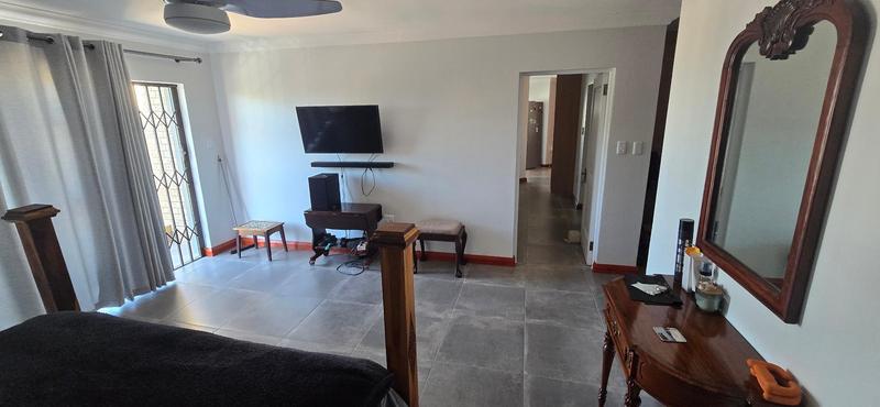 6 Bedroom Property for Sale in Outeniqua Strand Western Cape